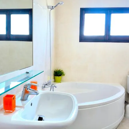 Ch 1 E 2 Two Up To 10 Guests Casa Da Horta, T1 & T2 * Албуфейра